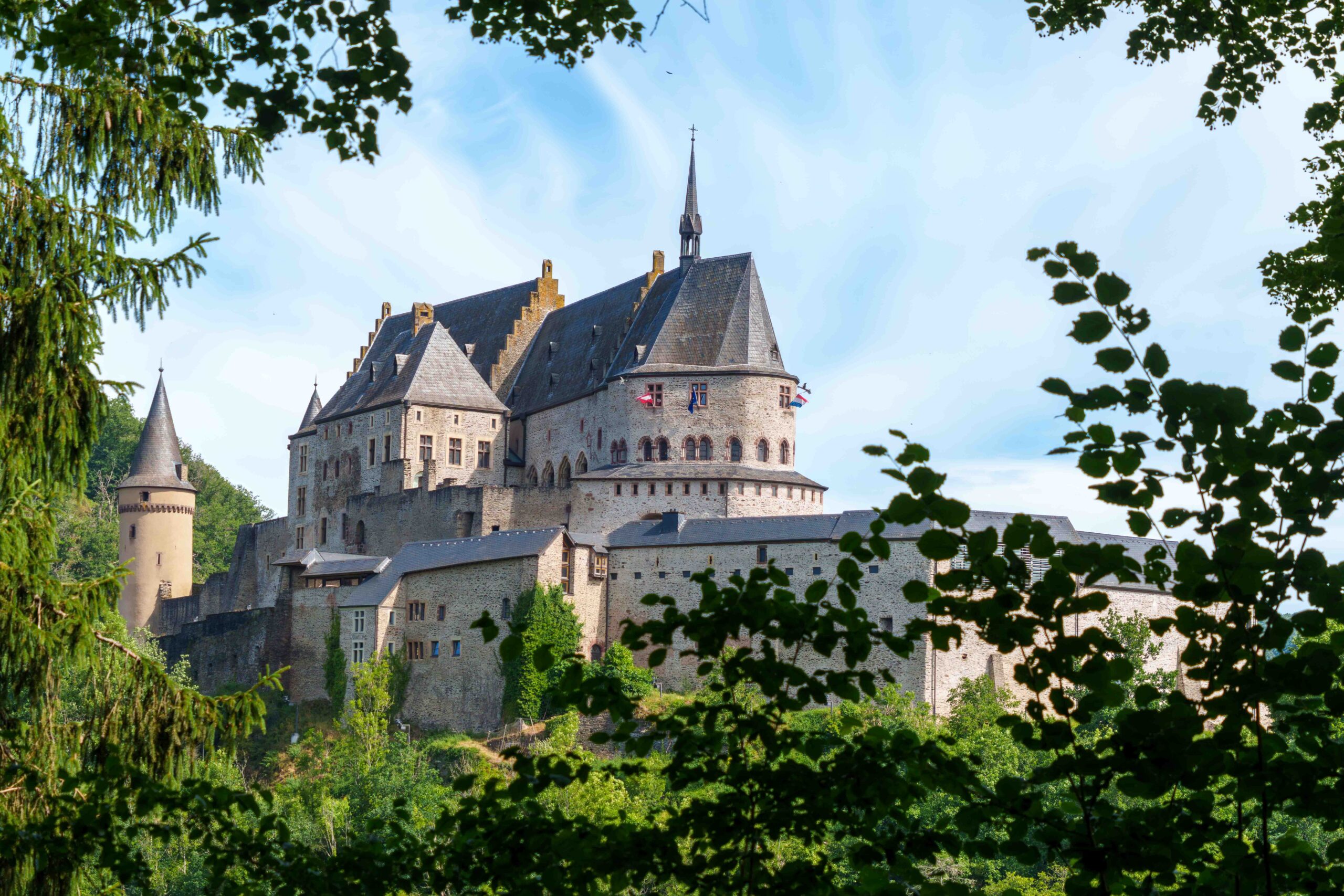 Middeleeuwse kasteelru&iuml;ne in Luxemburg Historisch kasteel tussen de bossen van Luxemburg Landschapsfoto van een Luxemburgs kasteel Oude burcht in Luxemburg Kasteeltorens in het avondlicht Ru&iuml;ne van een middeleeuws kasteel Fotografie van kastelen in Luxemburg Historische architectuur in Luxemburg Panorama van een kasteel in Luxemburg